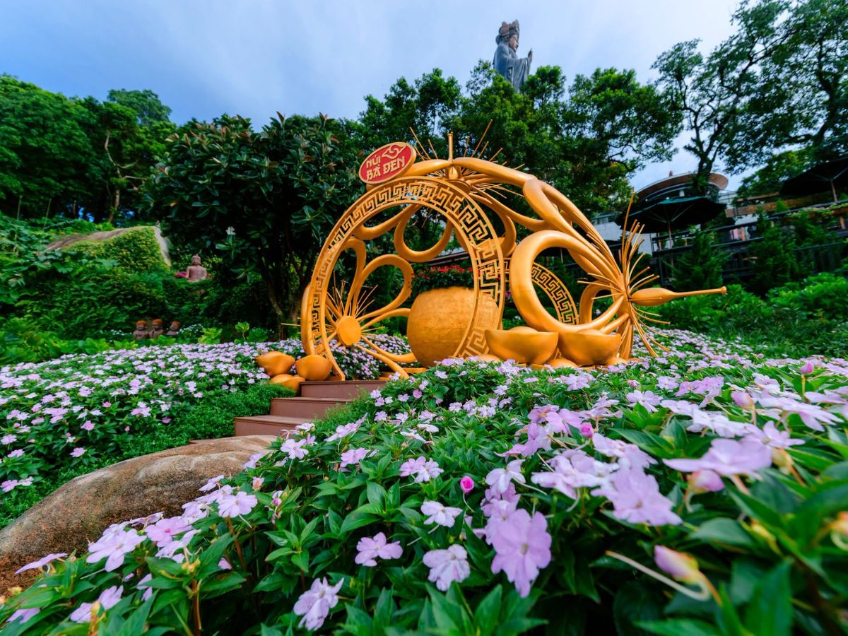 Thời tiết mùa khô ít mưa, trời quang phù hợp tham quan, vãn ảnh.
