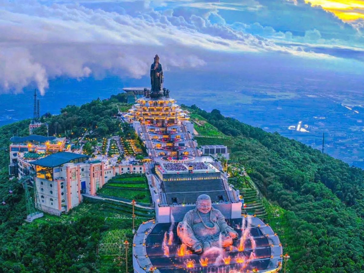 Săn mây và ngắm nhìn cảnh sắc Tây Ninh trọn vẹn từ đỉnh Bà Đen.
