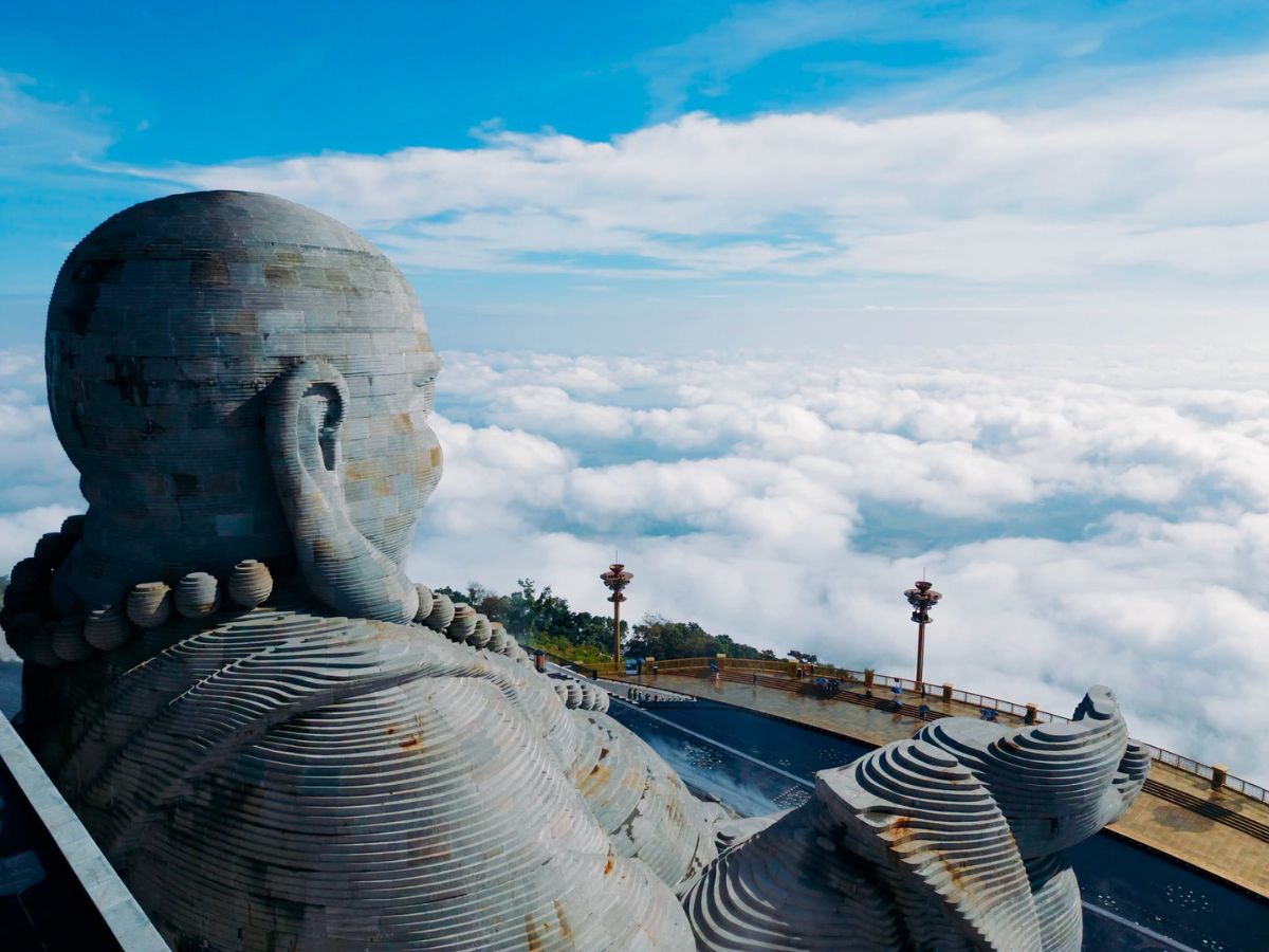 Săn mây trên đỉnh Bà Đen ngắm nhìn khung cảnh hùng vĩ của núi rừng Tây Ninh.