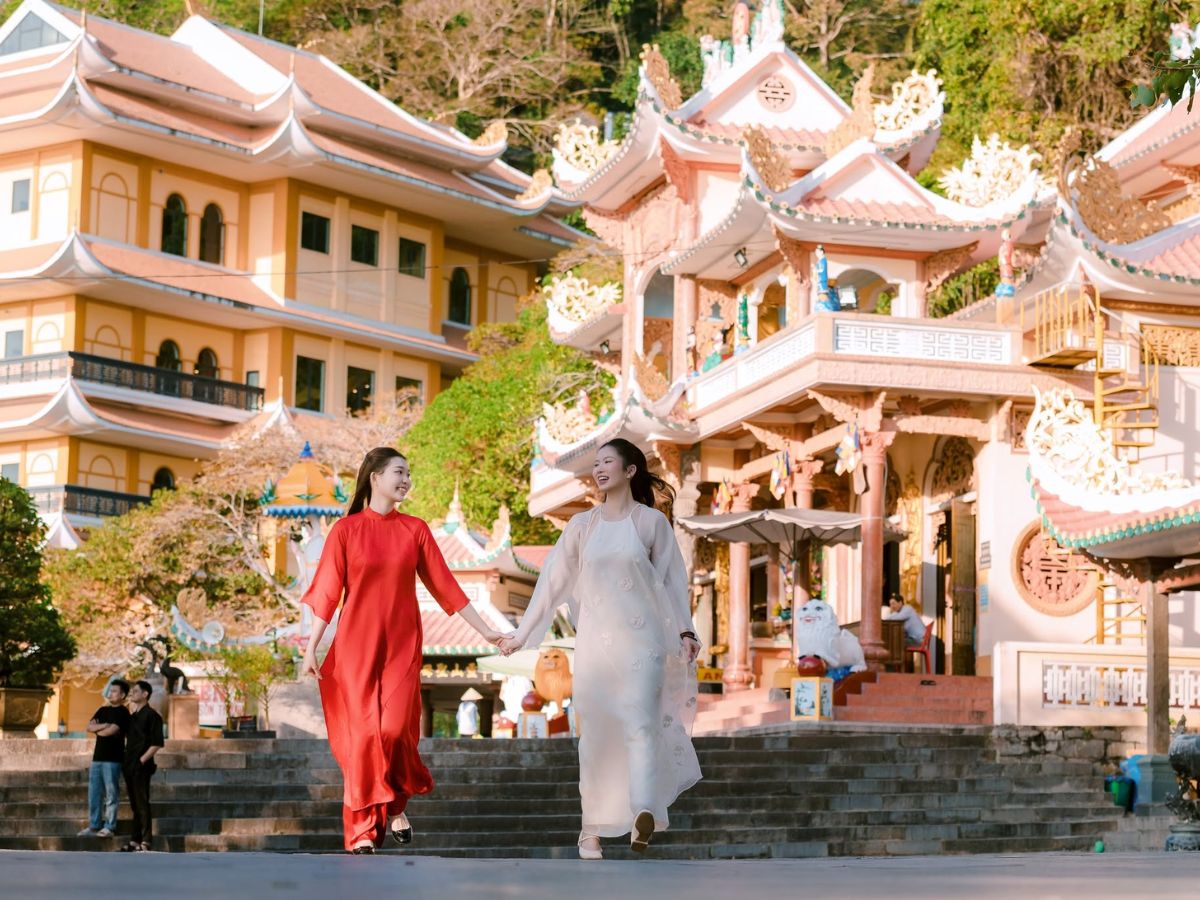 Chiêm bái không gian chùa cổ lưng trừng núi Bà Đen.