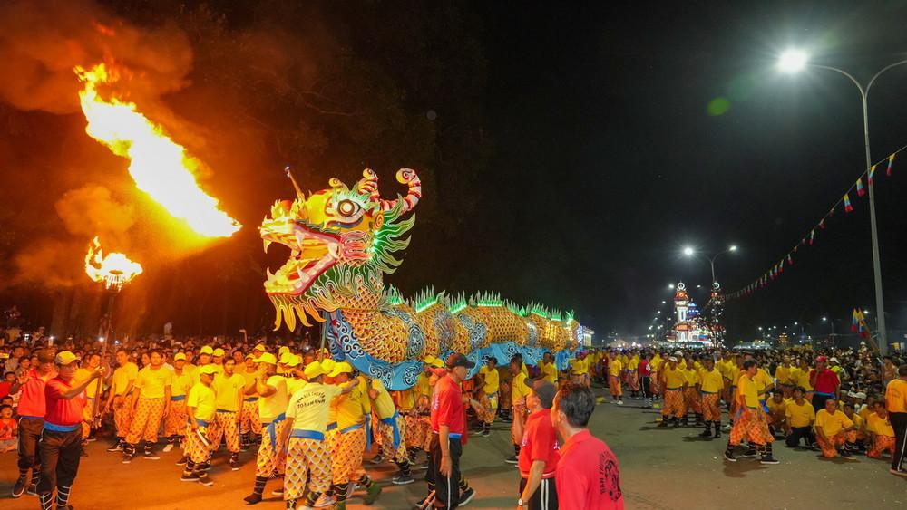 Đoàn múa Rồng Nhang phối hợp thực hiện các động tác di chuyển trong không gian Hội Yến Diêu Trì Cung