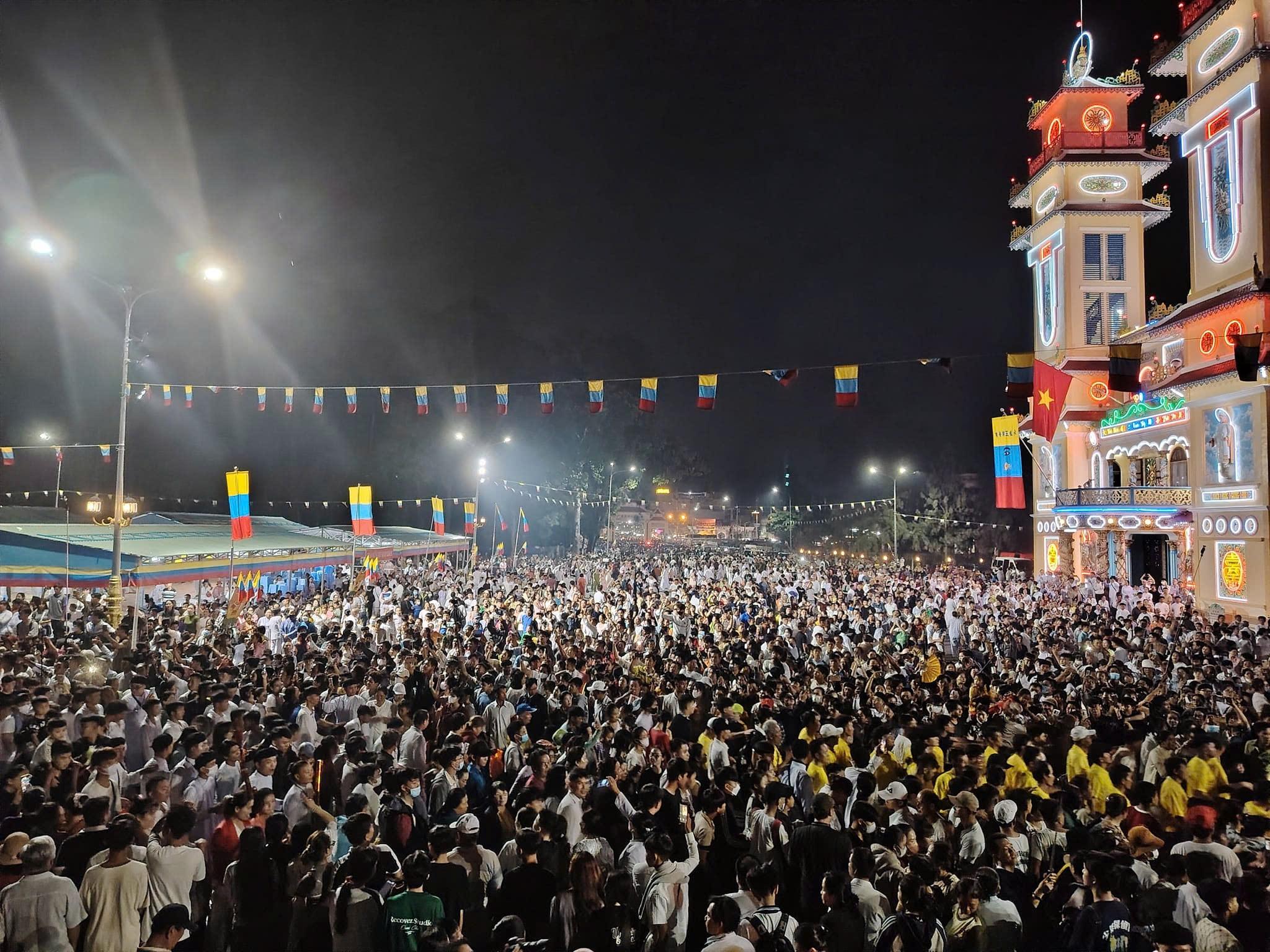Tín đồ, người dân và du khách cùng tham dự các hoạt động, tạo nên không khí cộng đồng tại Tòa Thánh Tây Ninh trong mùa Hội Yến.