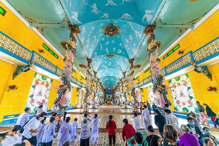 Du khách tham quan và theo dõi các hoạt động diễn ra tại Tòa Thánh Tây Ninh trong mùa Hội Yến.