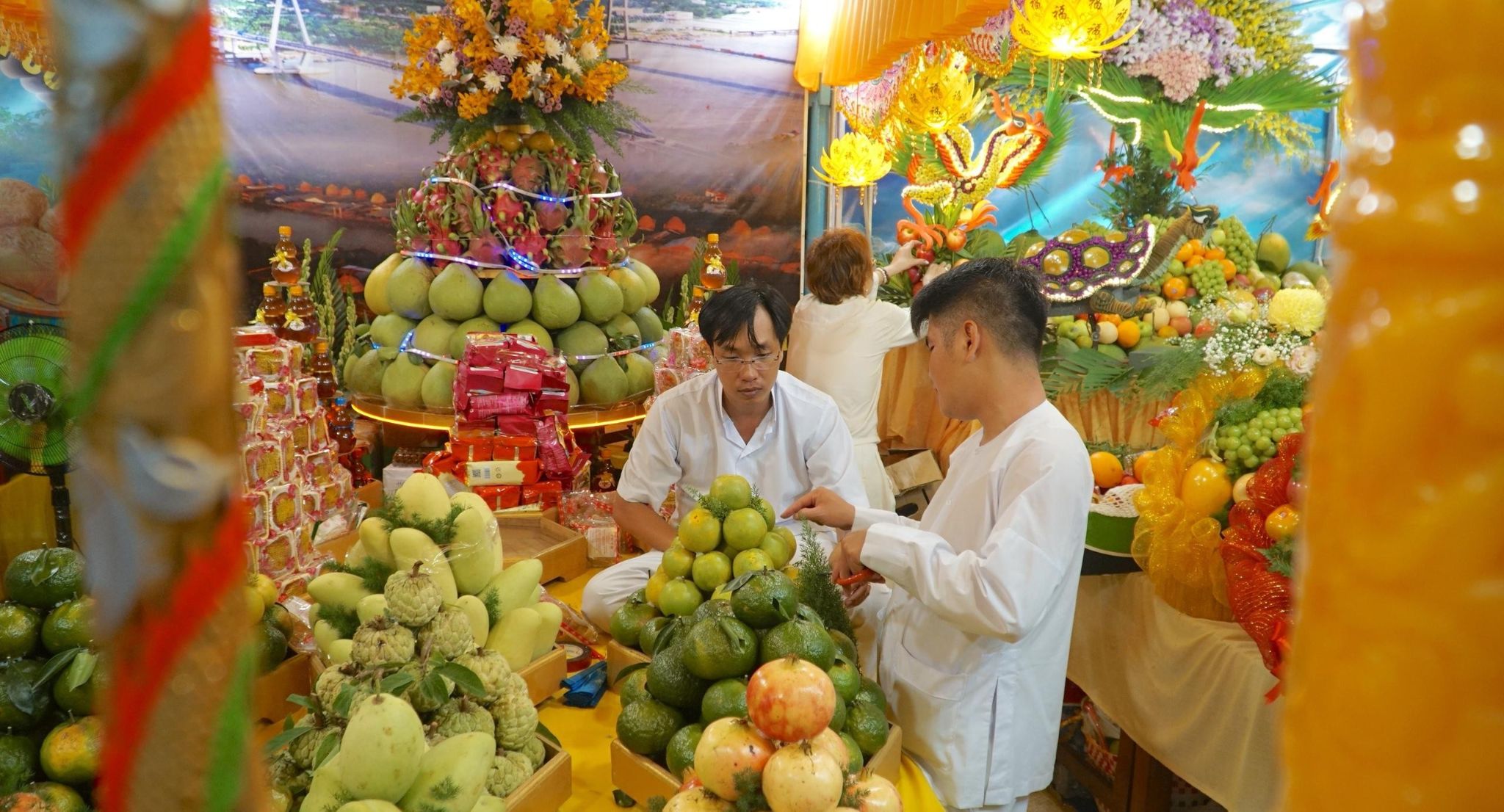 Hoa quả và các lễ vật được sắp xếp thành những mâm lễ với nhiều cách trang trí trong không gian Hội Yến.