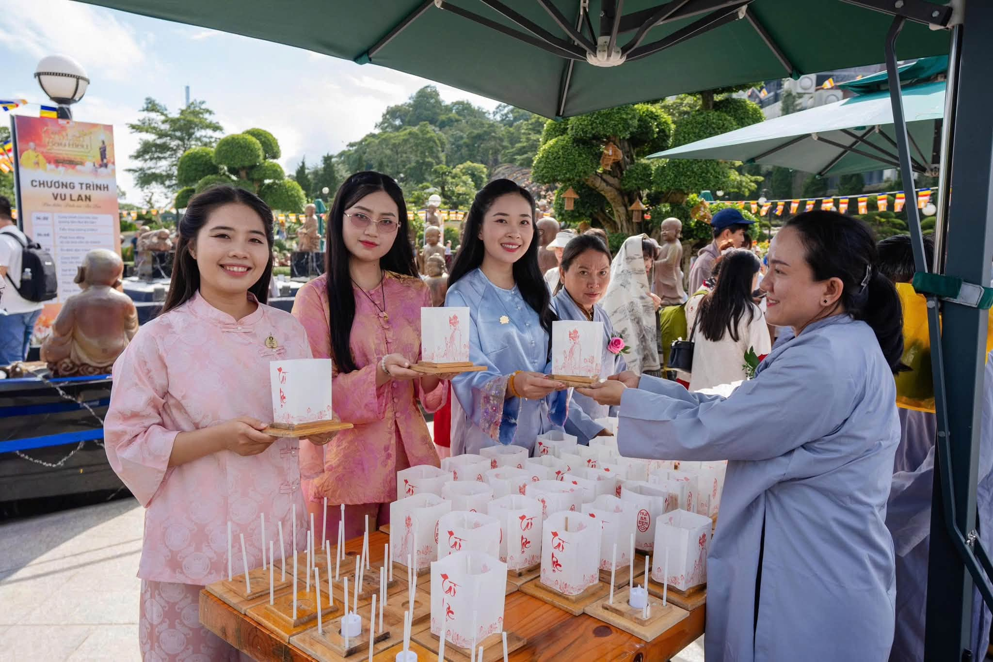 Tourists experience Ba Den Mountain during a weekend trip to Tay Ninh