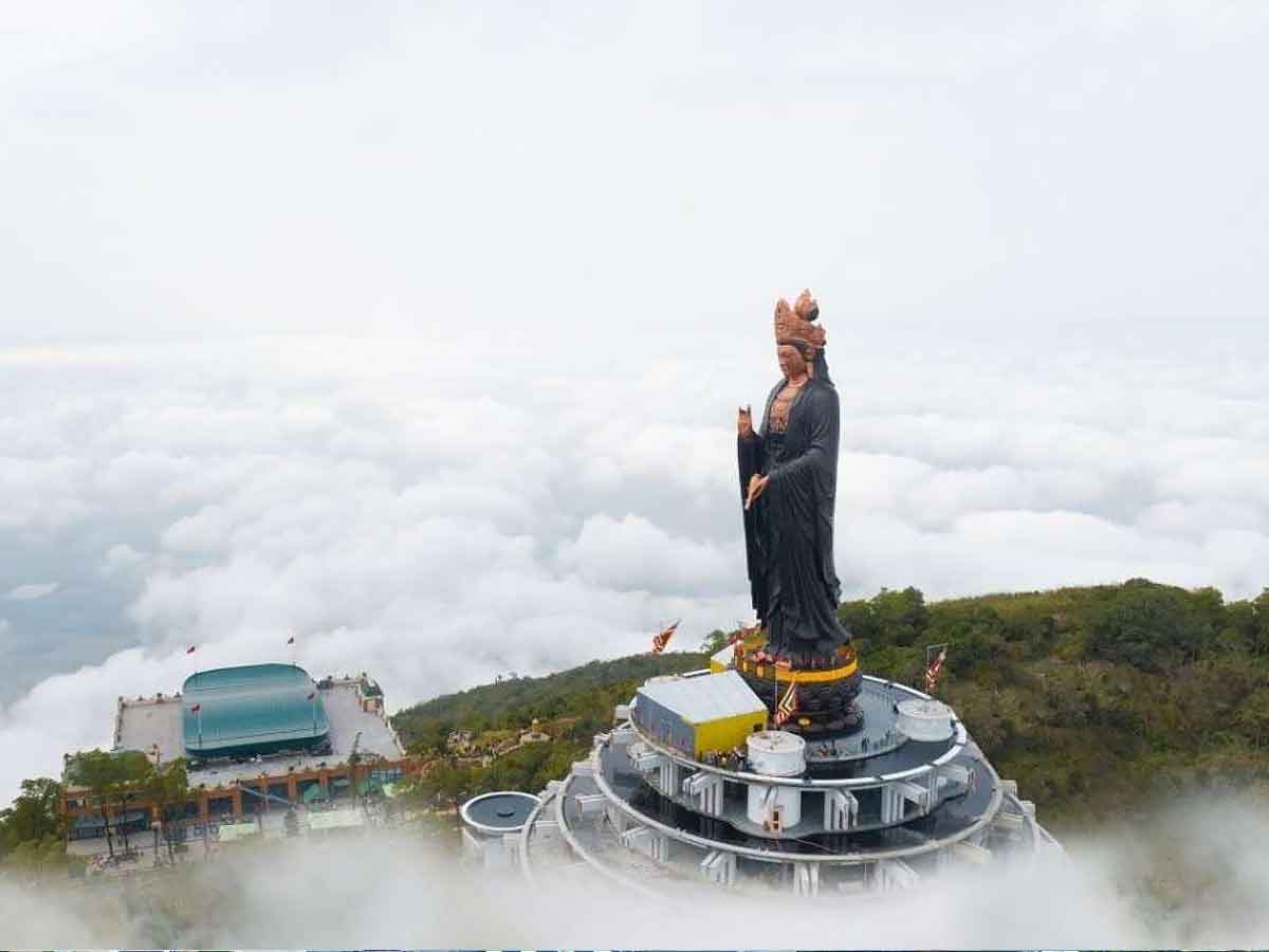 Kết hợp tham quan mùa hoa súng và khám phá khu du lịch nổi danh Sun World Ba Den Mountain. (Nguồn sưu tầm)