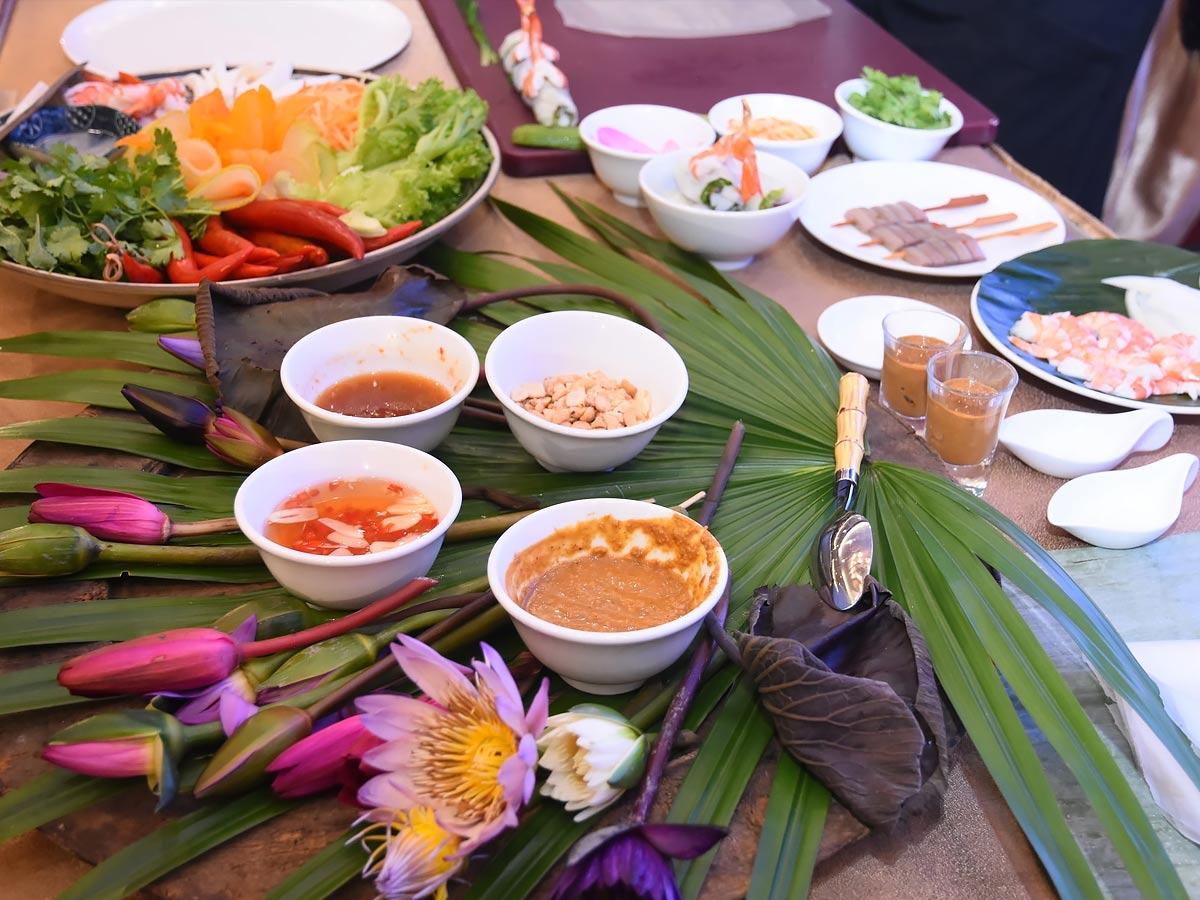 Thưởng thức ẩm thực địa phương từ nguyên liệu hoa súng. (Nguồn sưu tầm)