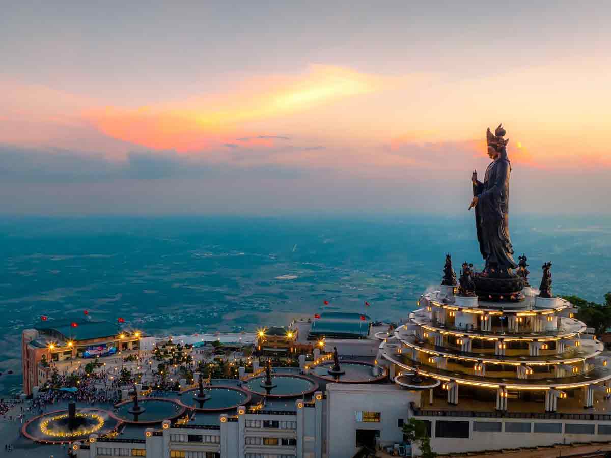 Khám phá Núi Bà Đen và quần thể Sun World Ba Den Mountain trong chuyến đi. (Nguồn sưu tầm)