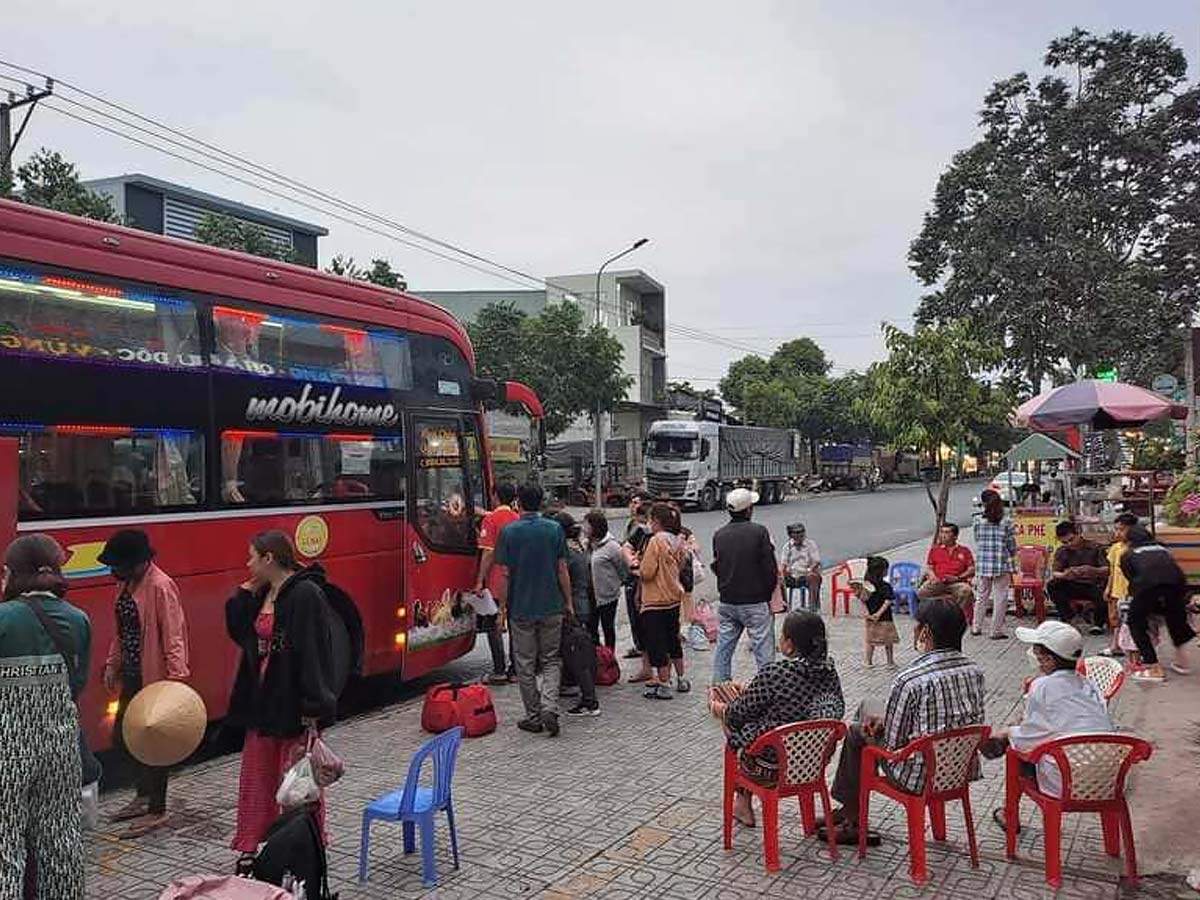 Lựa chọn đi xe khách giúp hành khách tiết kiệm công sức lái xe. (Nguồn sưu tầm)