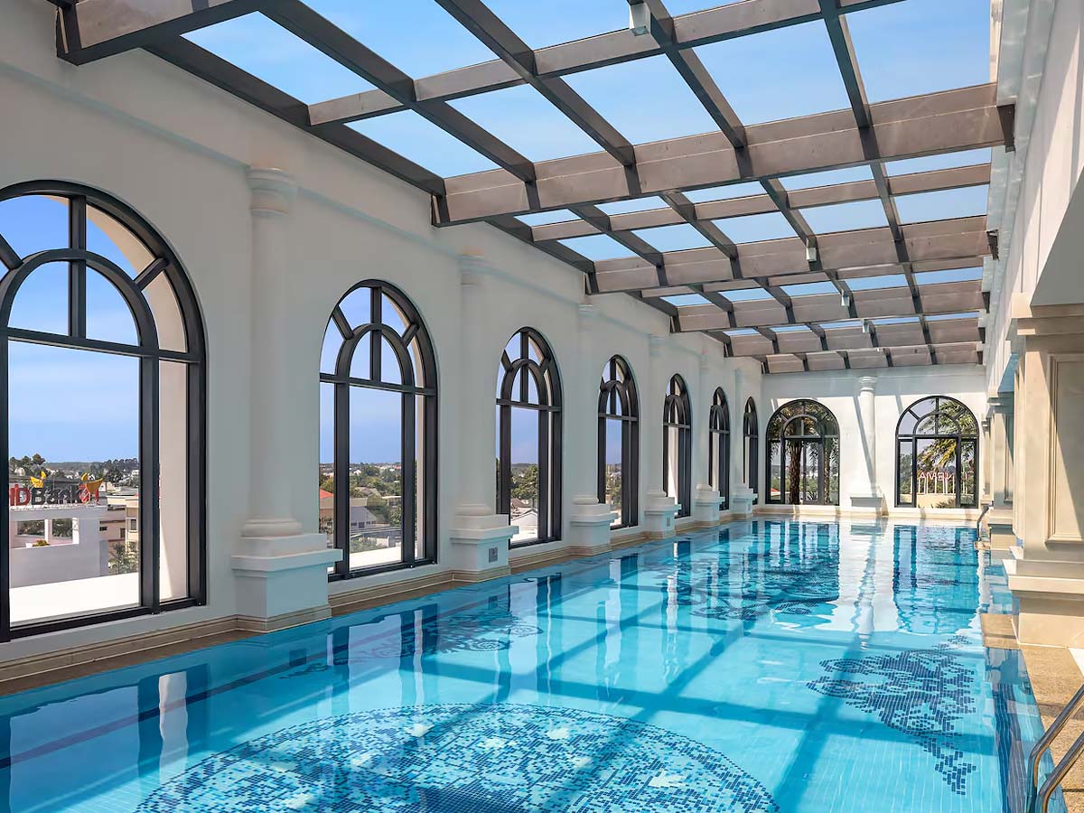 Melia Vinpearl Tây Ninh có hồ bơi trong nhà hiện đại, phù hợp với cả người lớn và trẻ em. (Nguồn sưu tầm)