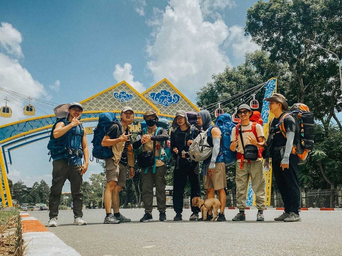 Chuẩn bị vật dụng cần thiết cho hành trình kết hợp trekking núi Bà Đen. (Nguồn sưu tầm)