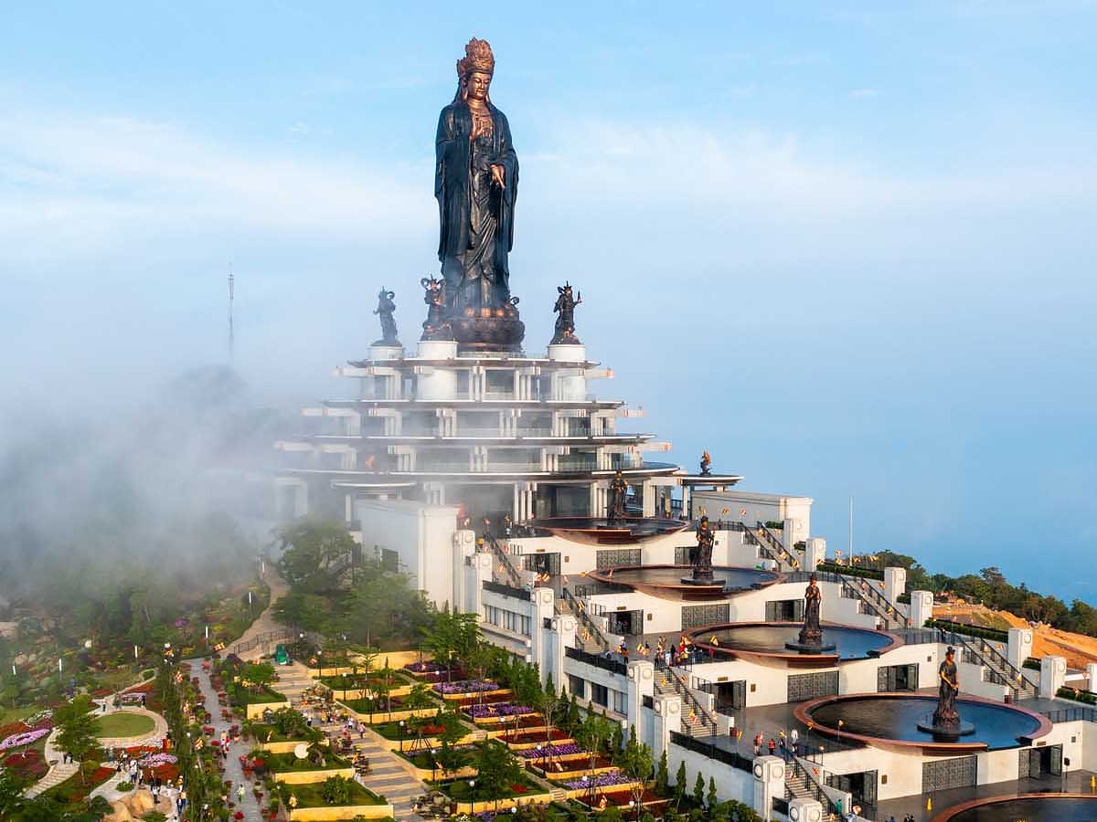 Núi Bà Đen là biểu tượng du lịch Tây Ninh với độ cao gần 996 mét. (Nguồn sưu tầm)