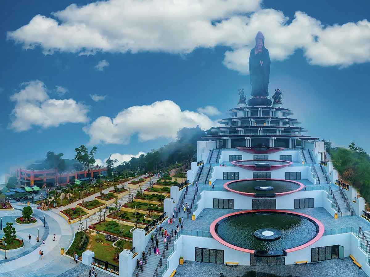 Du khách tham quan Sun World Ba Den Mountain để cảm nhận bầu không khí thiên nhiên trên đỉnh núi. (Nguồn sưu tầm)