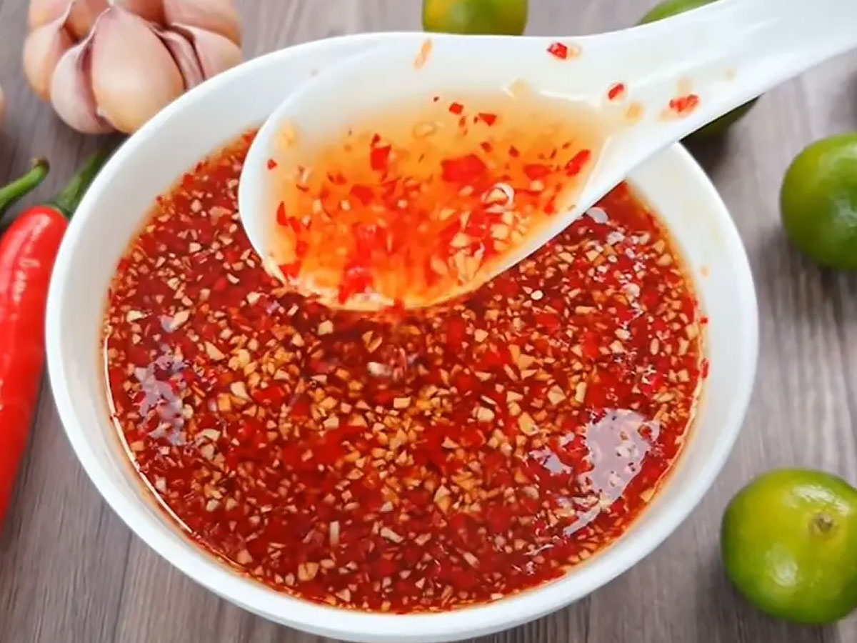 Thưởng thức mắm ruốc chay Tây Ninh có thể pha mắm cùng nước cốt tắc, đường và chút ớt băm. (Nguồn sưu tầm)