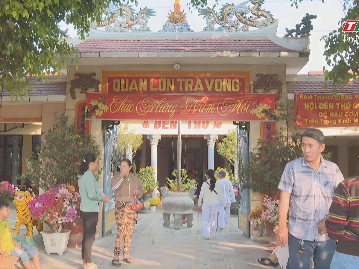 Du khách check in gần đền thờ Quan Lớn Trà Vong. (Nguồn sưu tầm)