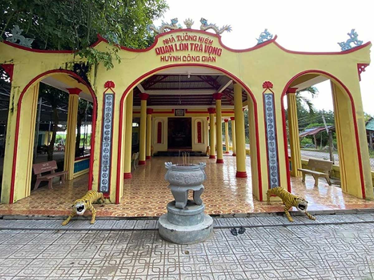 Không gian kiến trúc của đền thờ Quan Lớn Trà Vong được xây theo kiểu truyền thống Nam Bộ. (Nguồn sưu tầm)