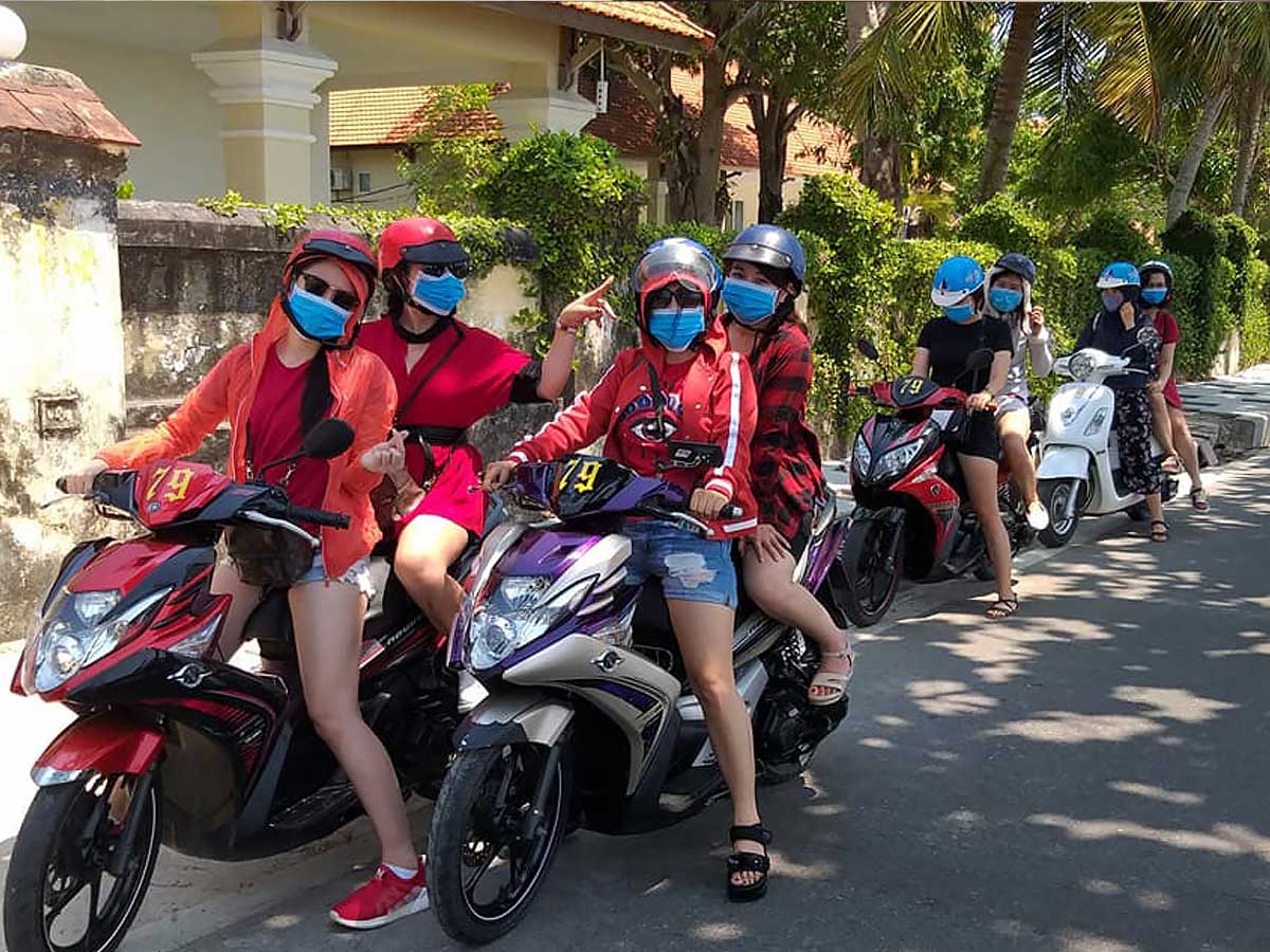 Di chuyển từ TPHCM đến đền thờ bằng hình thức xe máy hoặc ô tô cá nhân. (Nguồn sưu tầm)