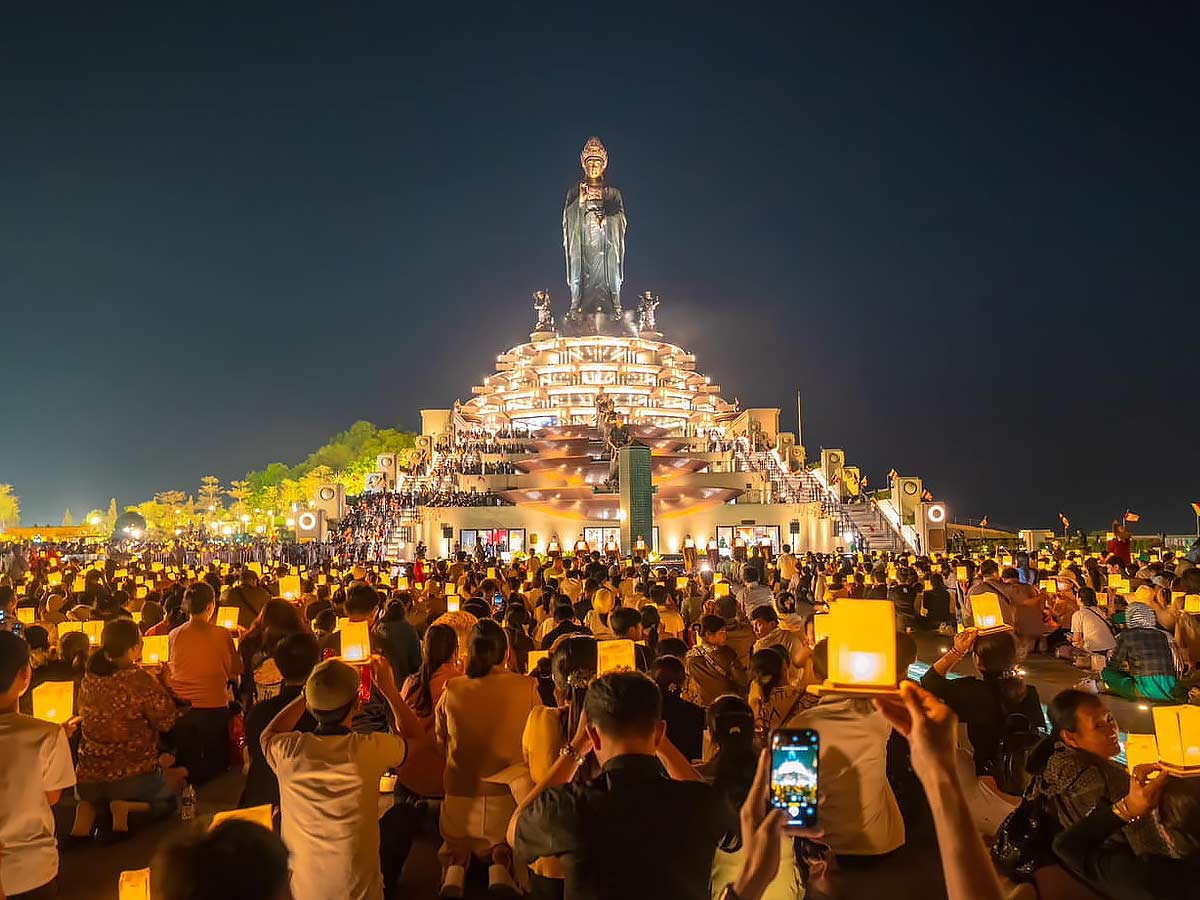 Vùng Núi Bà Đen vào dịp lễ giỗ đón lượng khách rất lớn từ khắp nơi đổ về. (Nguồn sưu tầm)