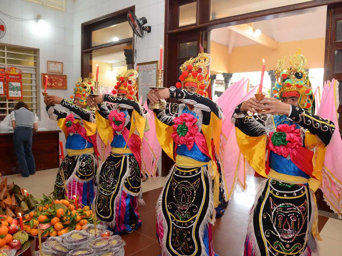 Trải nghiệm dâng hương và cầu an tại các đền thờ trong dịp lễ. (Nguồn sưu tầm)