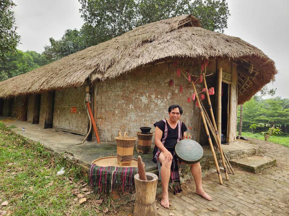 Kiểu nhà của người Tà Mun trước đây chủ yếu là các nhà đất đơn sơ, vật liệu chính là tre, gỗ và lá. (Nguồn sưu tầm)