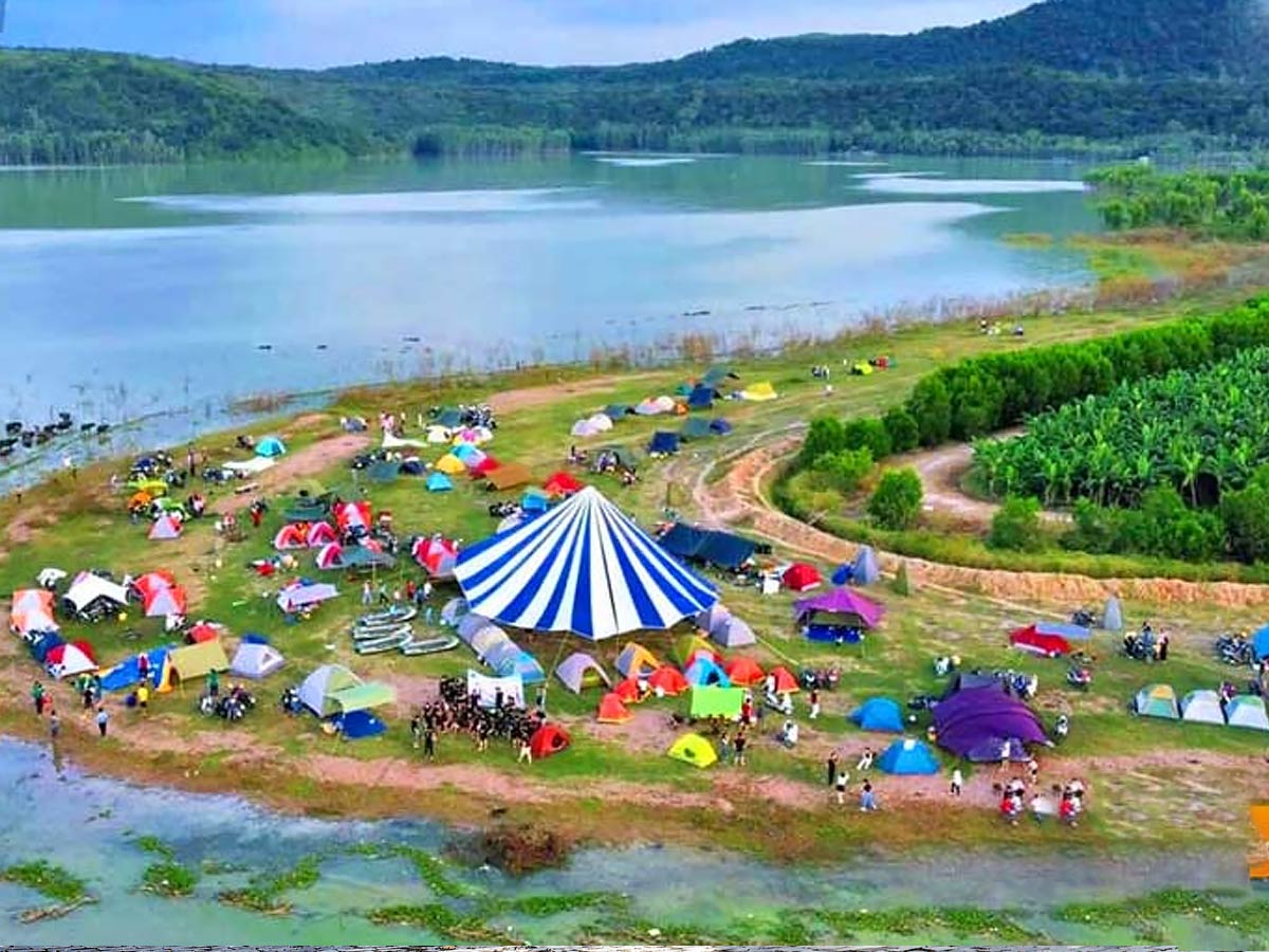 Cắm trại là hoạt động thu hút nhiều du khách khi đến du lịch Dương Minh Châu Tây Ninh. (Nguồn sưu tầm)