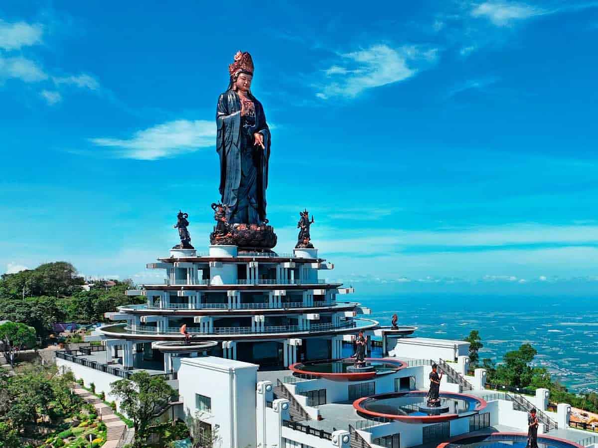 Núi Bà Đen là điểm đến nổi bật nhất ở tỉnh này và là mục tiêu của nhiều chuyến phượt. (Nguồn sưu tầm)