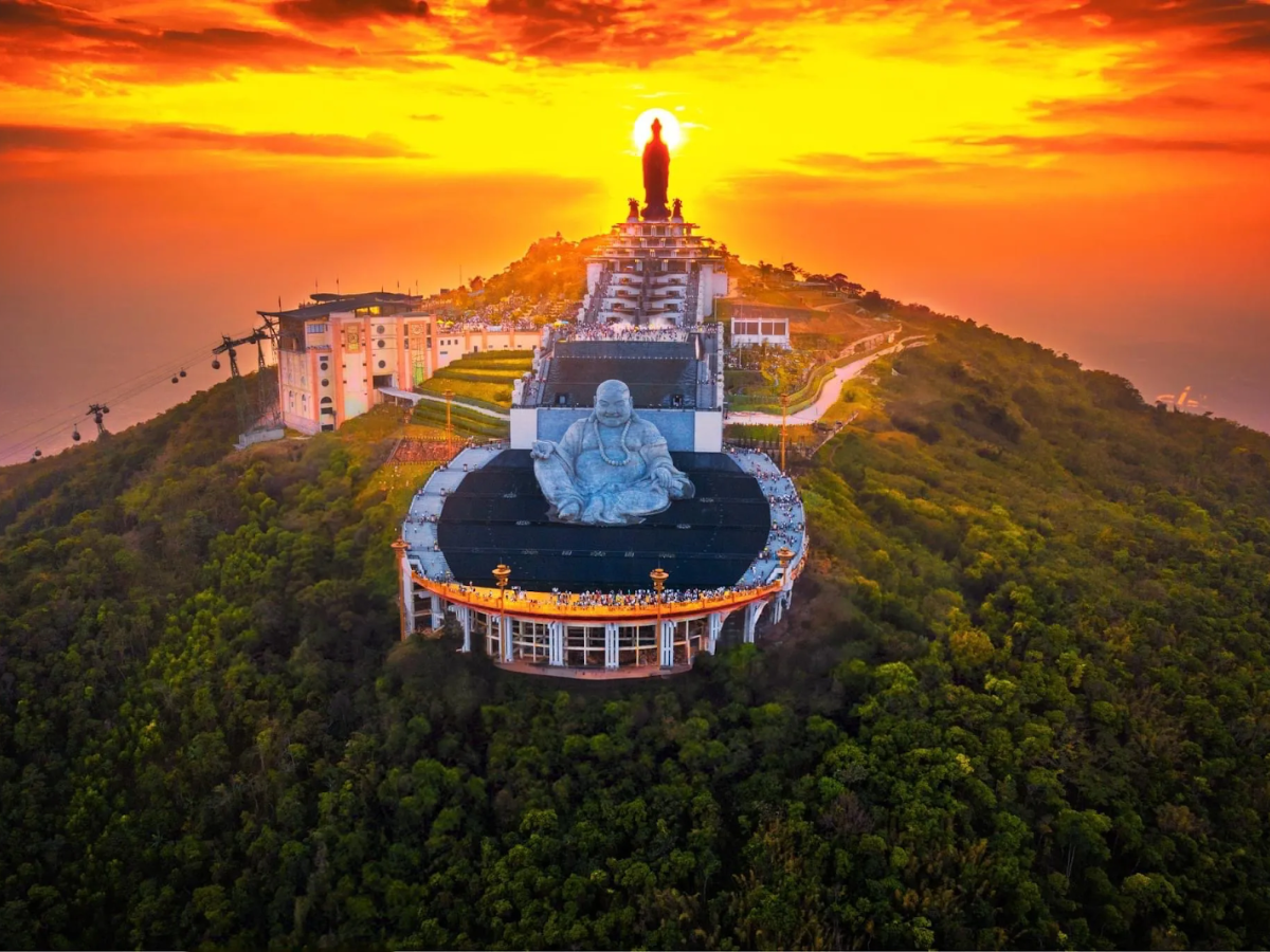 Khung cảnh hoàng hôn trên đỉnh Núi Bà Đen