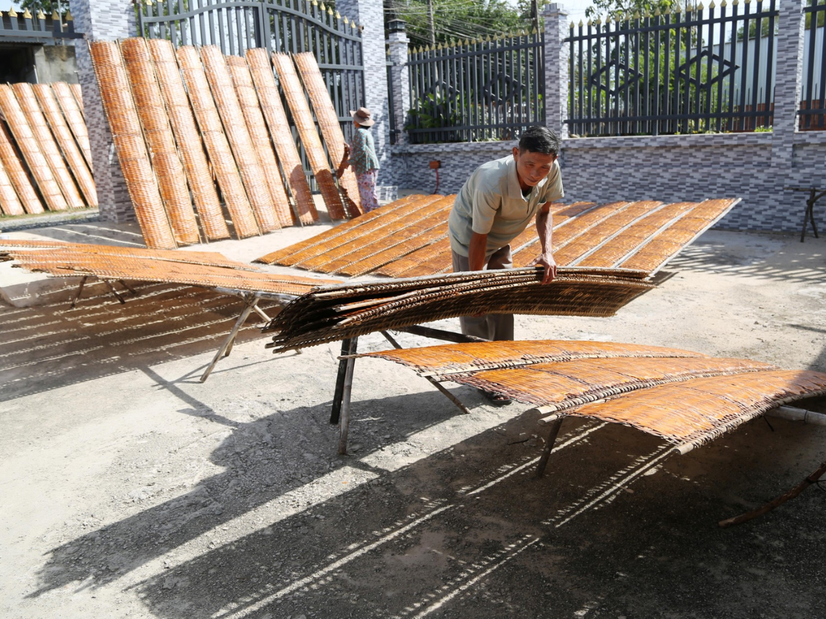 Nghệ nhân Tây Ninh làm bánh tráng, nhang và các sản phẩm thủ công truyền thống