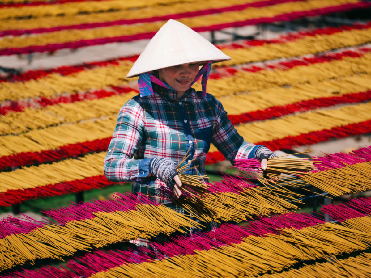 Một trải nghiệm mang màu sắc khác là tìm hiểu nghề làm nhang truyền thống tại Tây Ninh