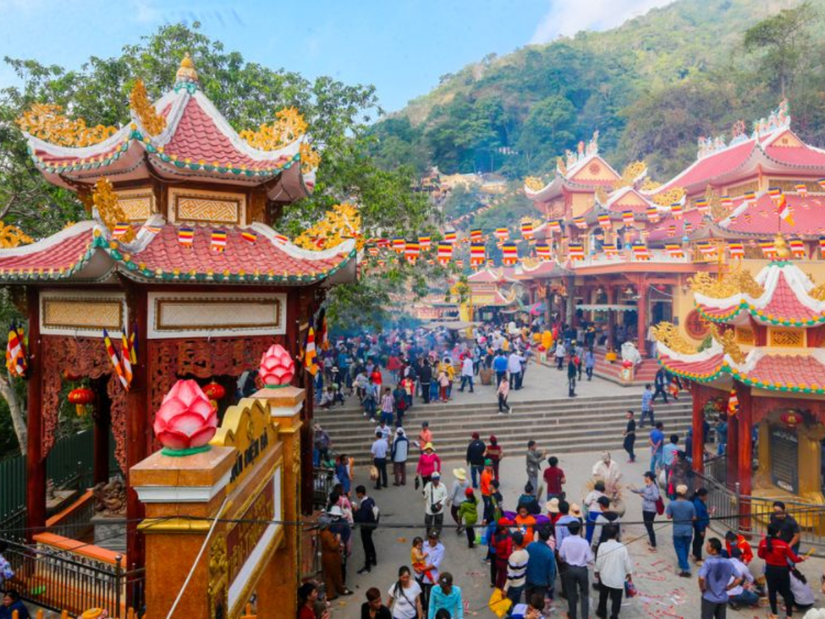 Điện Bà Linh Sơn Thánh Mẫu và dòng người hành hương tại Núi Bà Đen