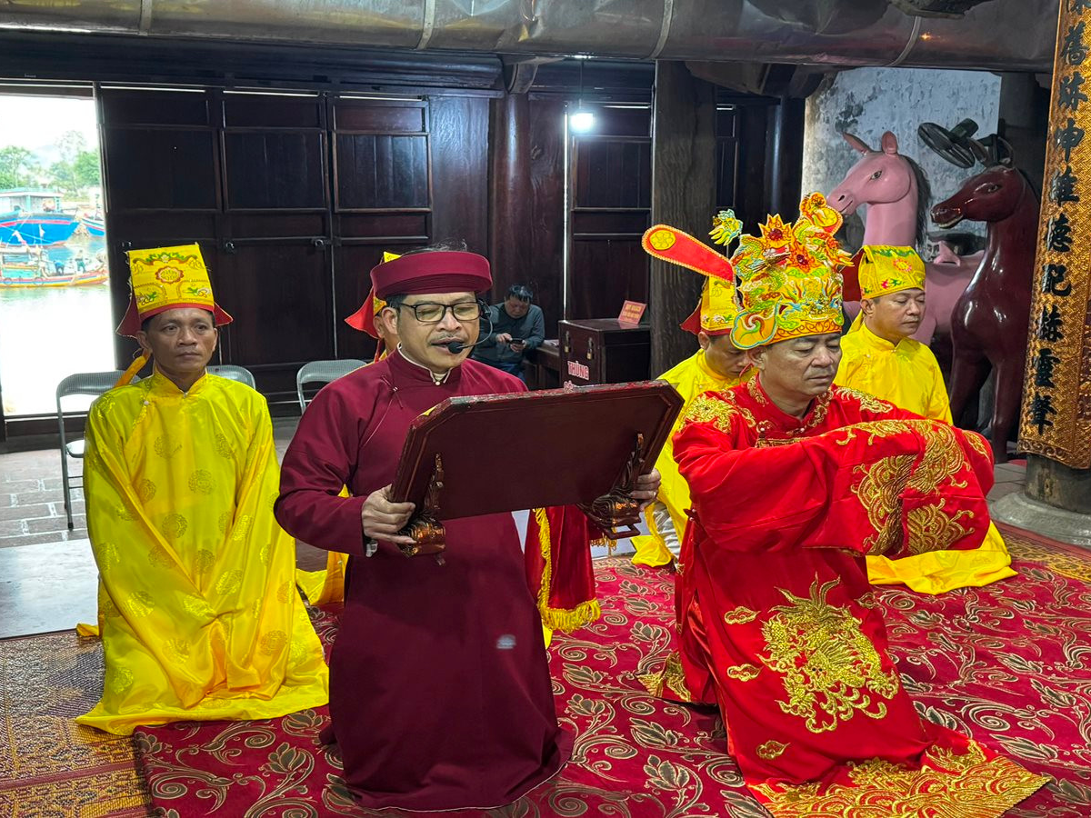 Nghi thức tế lễ tại đình làng với người dân địa phương tham dự