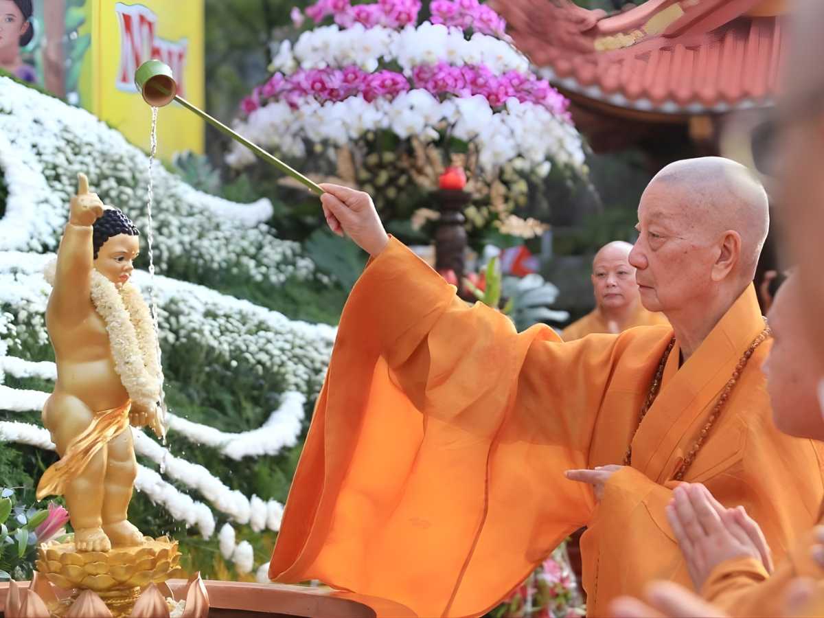 Nghi lễ tắm Phật và dâng hương được tổ chức tại rất nhiều chùa, bắt nguồn từ sự tích Đức Phật khi đản sinh