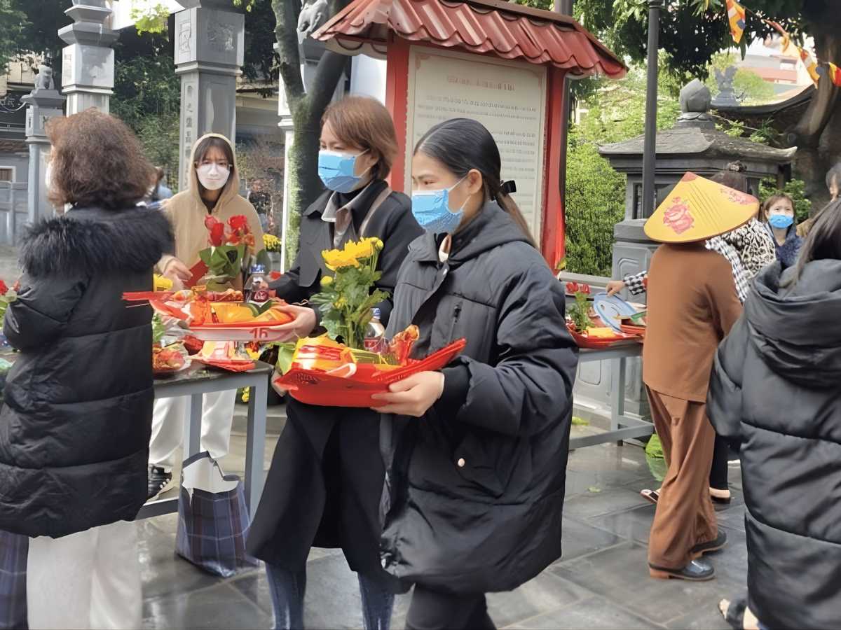 Quan điểm dân gian nhấn mạnh yếu tố tôn kính và sự trọn vẹn trong hành vi dâng cúng tại không gian tâm linh.