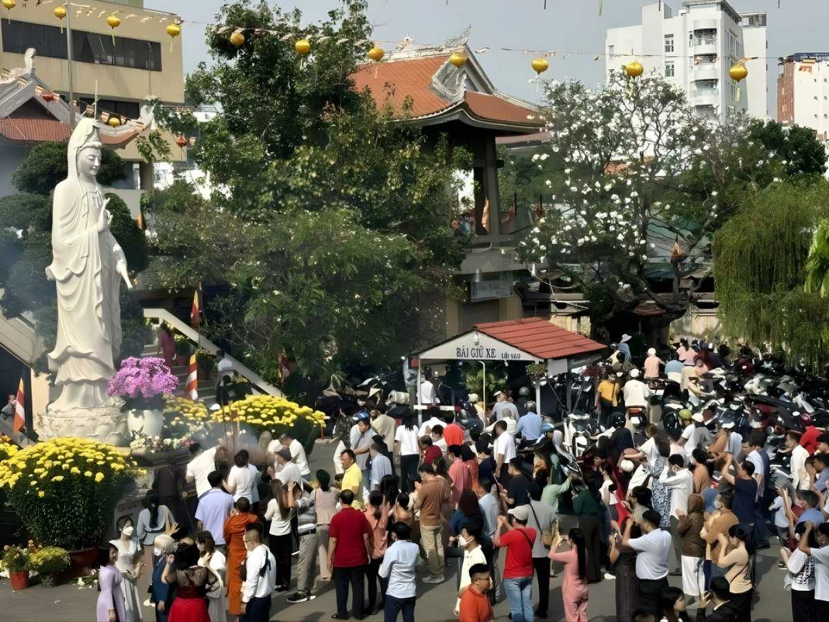 Nguồn gốc phong tục đi lễ chùa đầu năm như một phần của nghi lễ mùa xuân đánh dấu thời điểm chuyển giao giữa năm cũ và năm mới.
