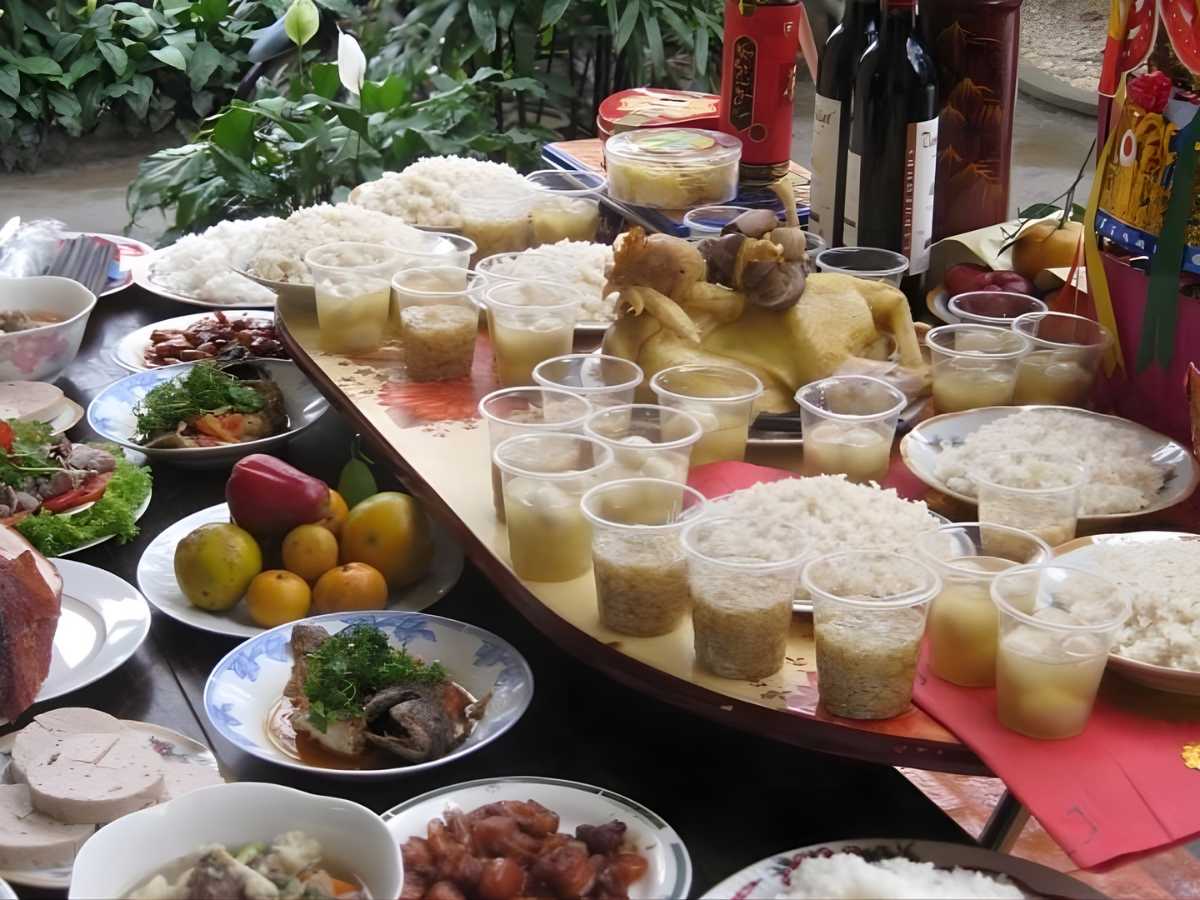 Lễ tạ đất cuối năm bao gồm các loại như nhang, đèn và các loại nến hoa tươi.