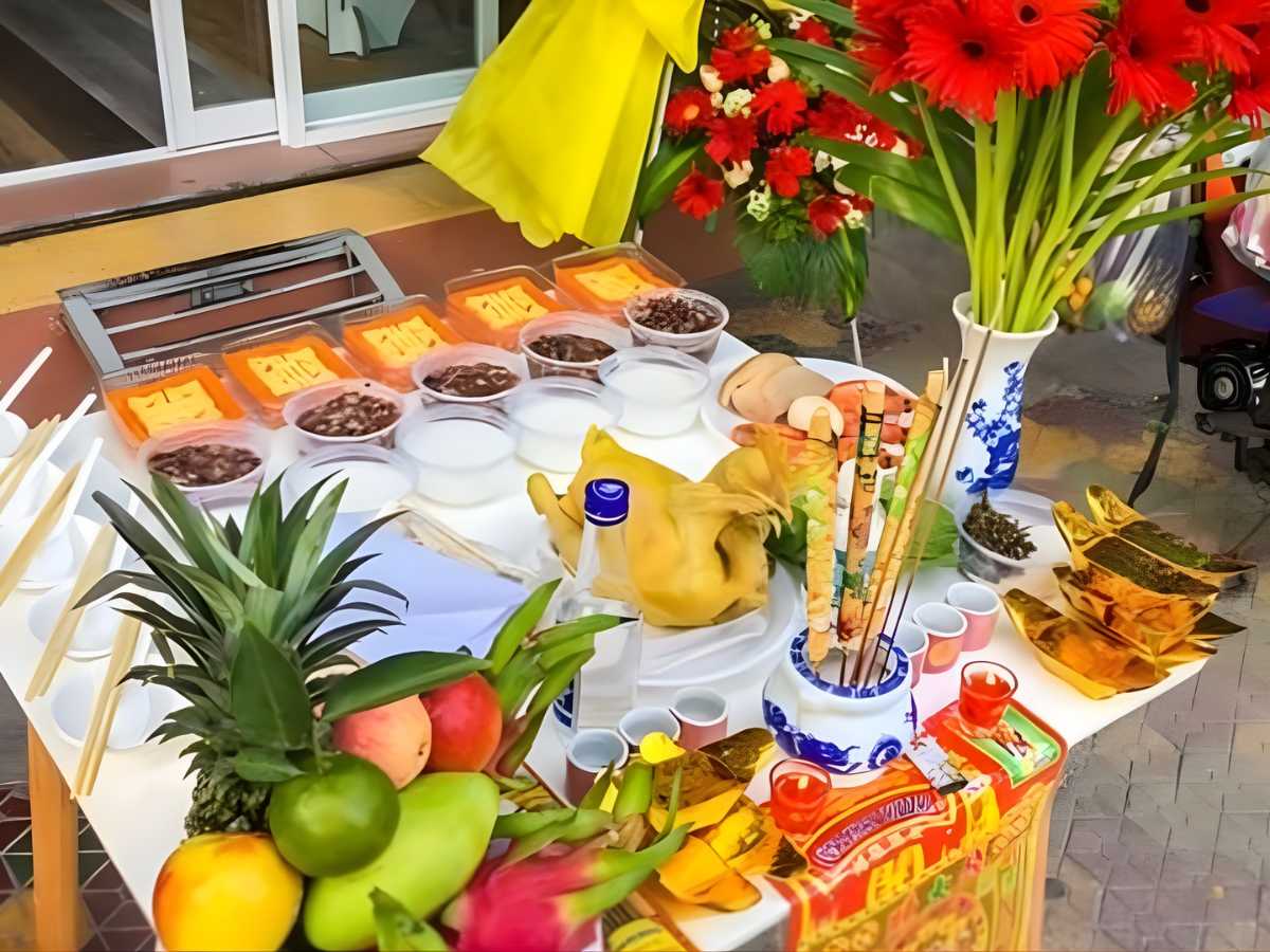 Gia chủ nên chuẩn bị không gian trang nghiêm và bàn thờ cúng đầy đủ, trang trọng