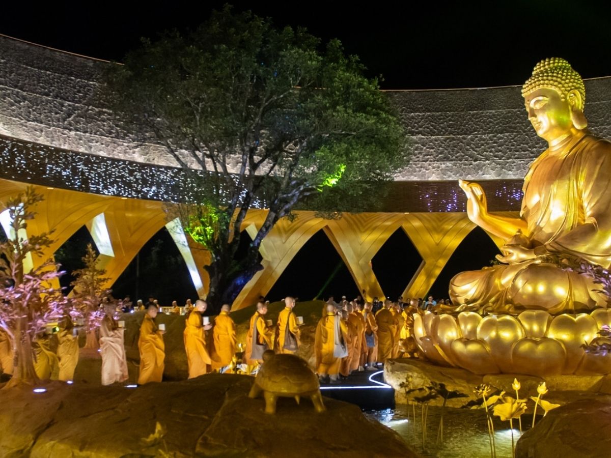 Tượng Phật Câu Na Hàm Mâu Ni tọa lạc trên đỉnh cao nhất của núi Bà Đen