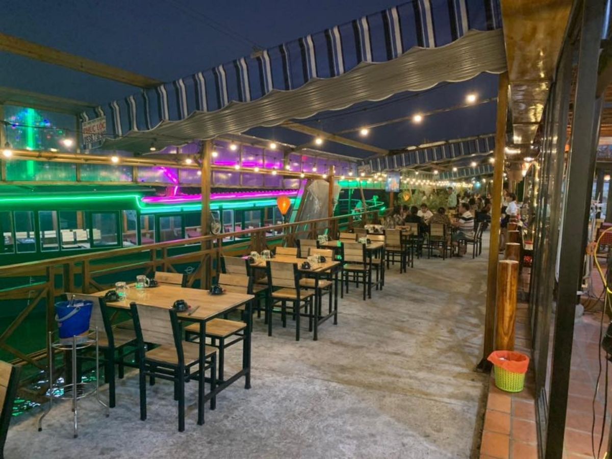 Du khách di chuyển đến khu vực Bến Lức để tới nhà hàng nổi ven sông.