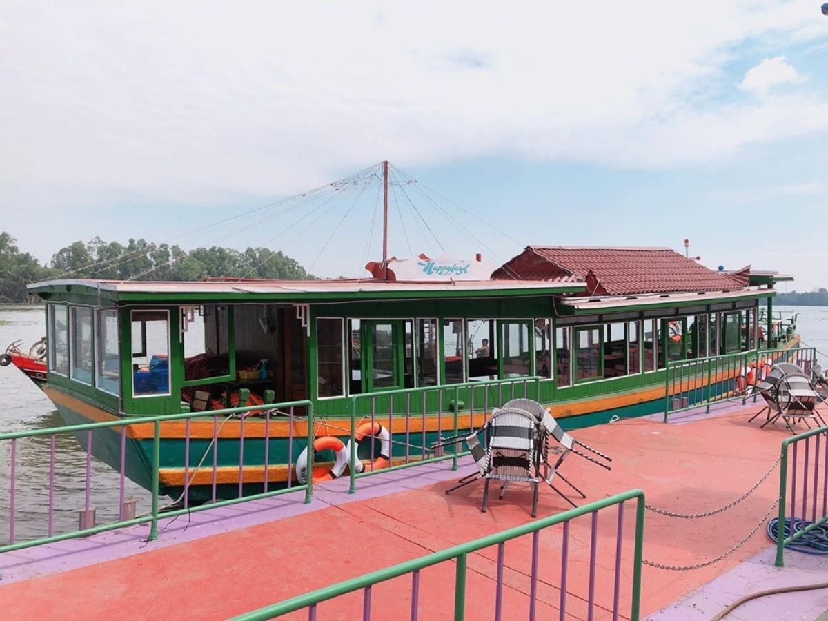 Không gian nhà hàng nổi thoáng đãng, thư giãn mang đến trải nghiệm độc đáo cho thực khách