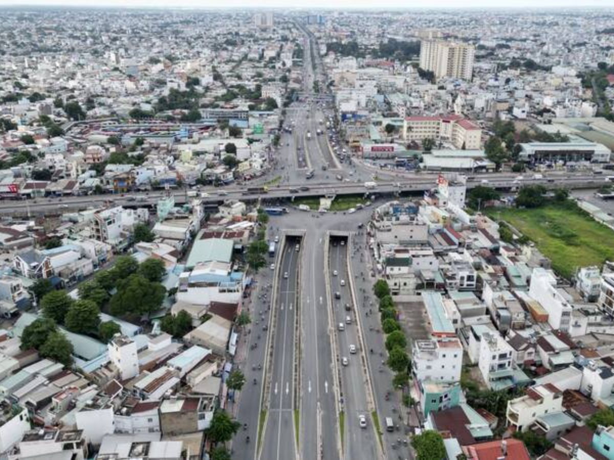Quốc lộ 22 đi Đức Hòa từ Sài gòn khá thuận lợi với đường nhiều làn.