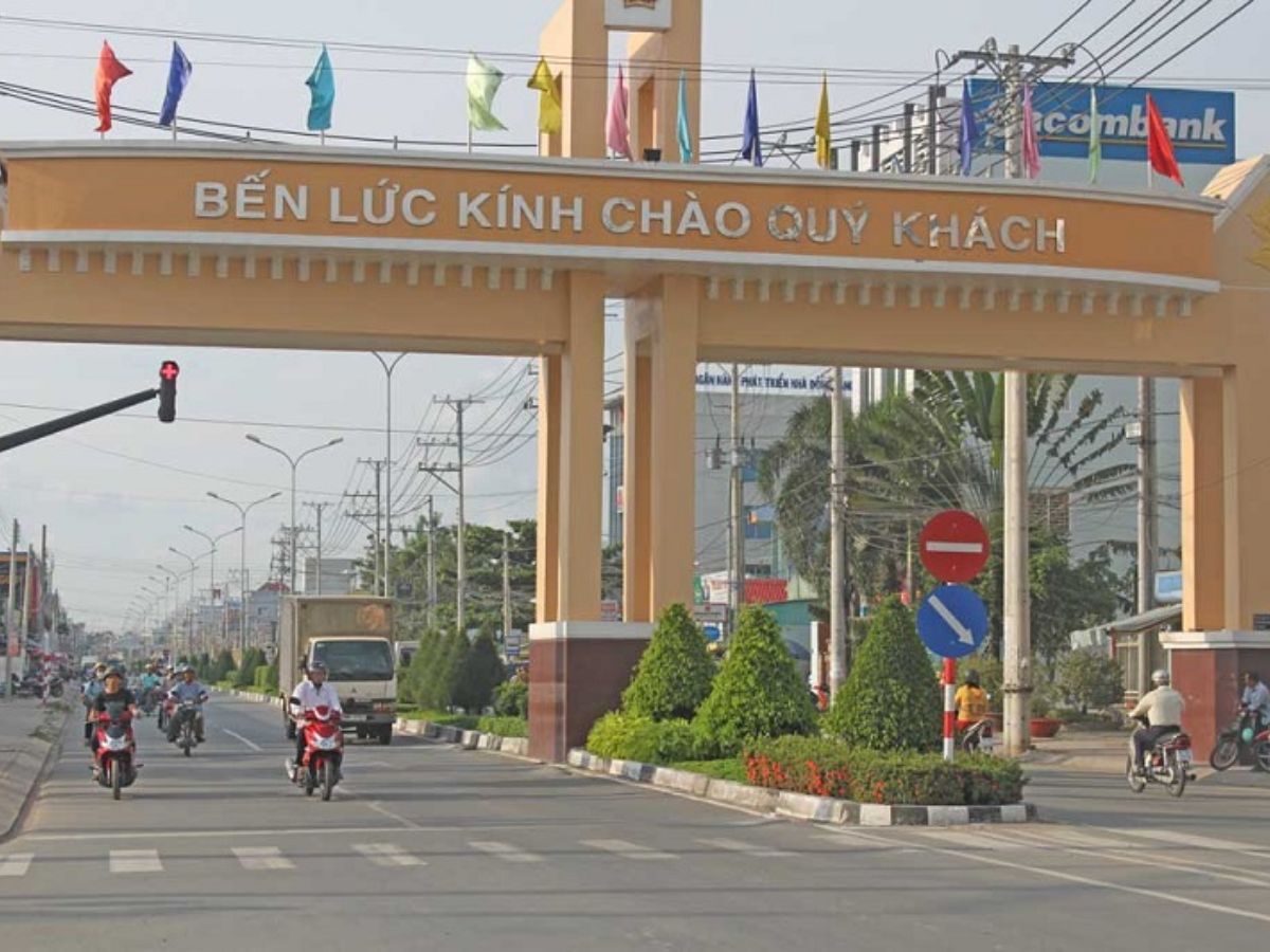 Quốc lộ 1A là tuyến đường phổ biến và dễ đi nhất để tới Bến Lức