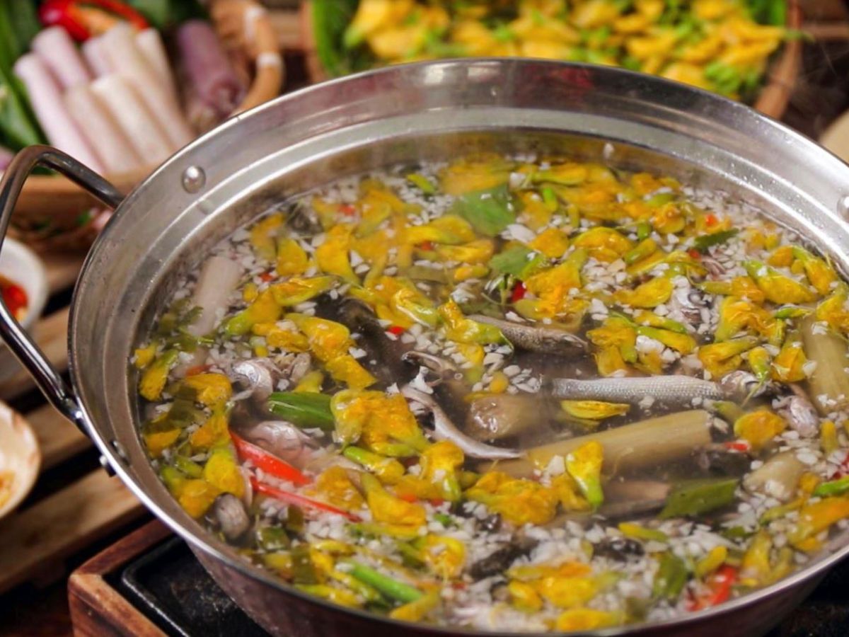 Đặc sản lẩu cá linh bông điên điểu của miền Tây.