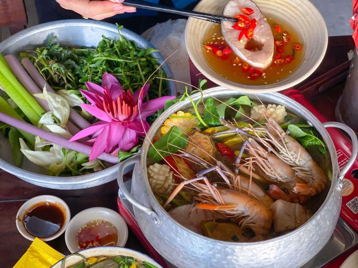 Lẩu ngon thường có mùi mắm dậy nhưng không hắc, rau ăn kèm phong phú.