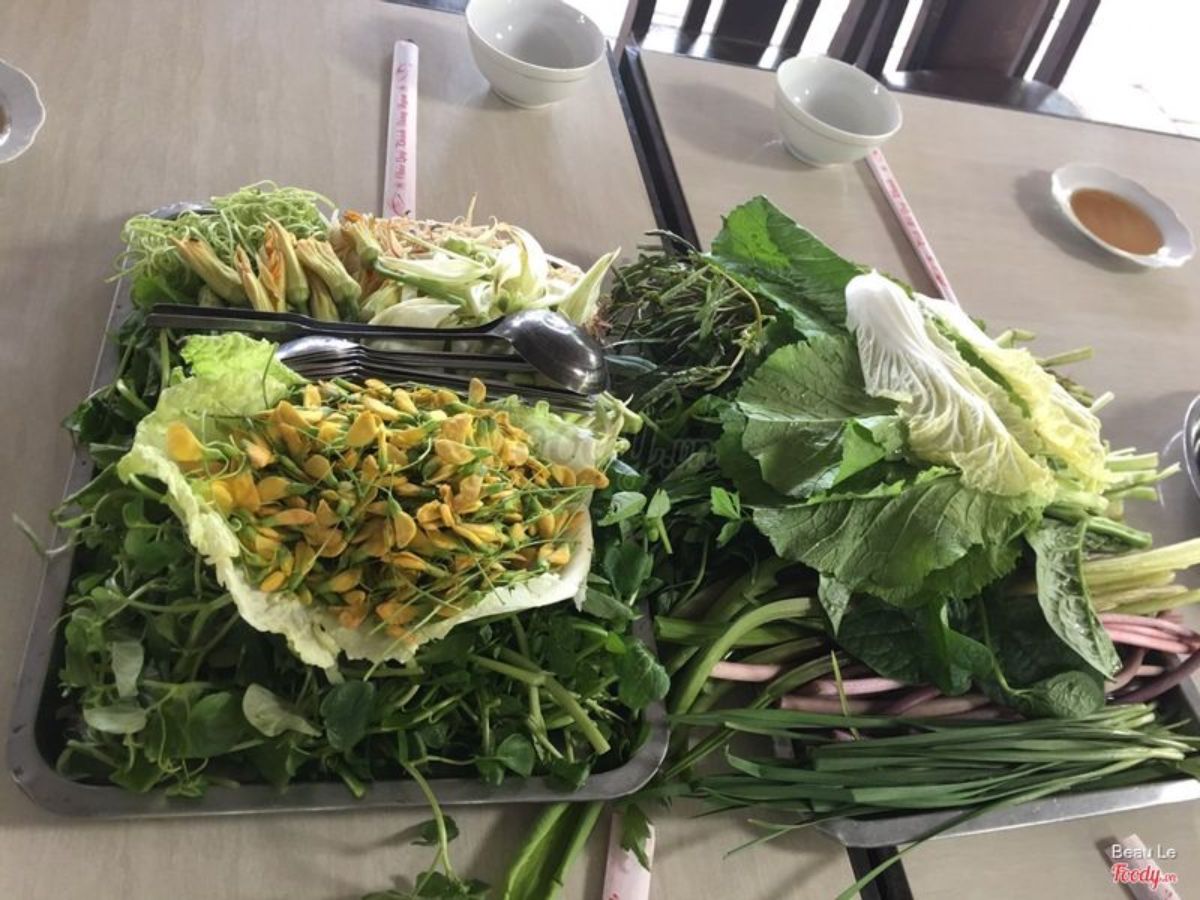 Du khách gọi kèm cá theo mùa và rau để thưởng thức cùng lẩu mắm.