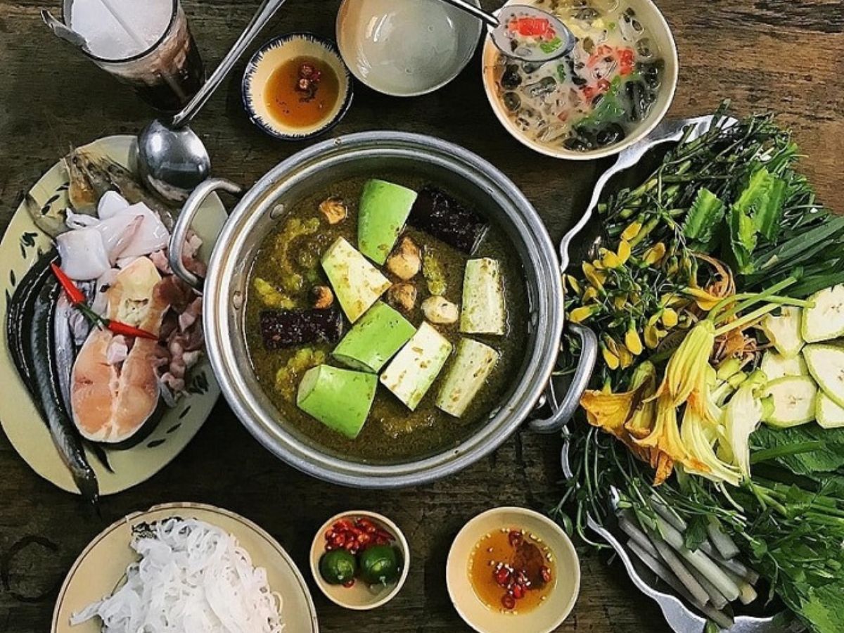Lẩu mắm Cần Giuộc được nấu từ mắm cá linh, mắm cá sặc.