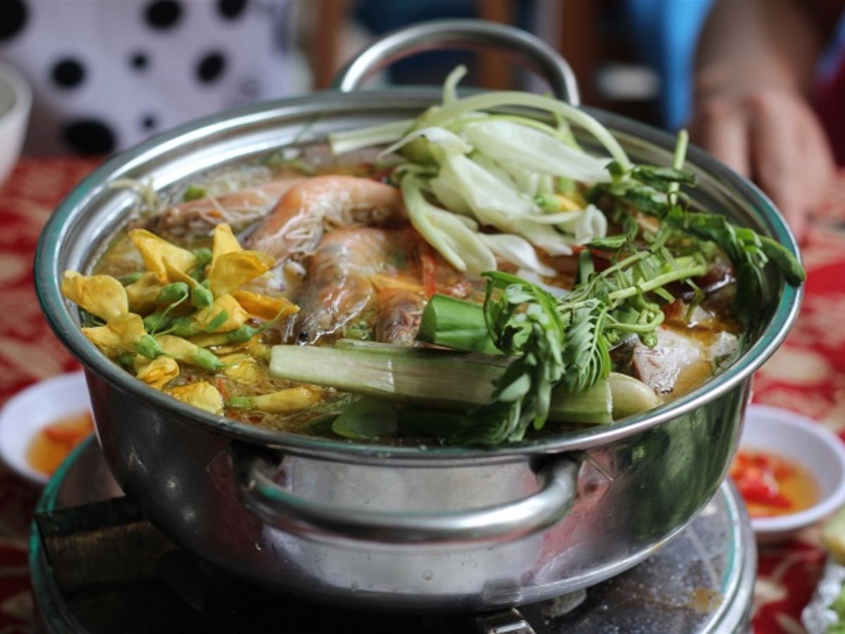 Quán ăn gia đình Hương Tràm với món lẩu mắm chuẩn vị miền Tây.