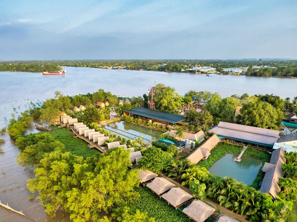 Trải nghiệm xuồng len lỏi qua kênh rạch tại Cồn Phụng.