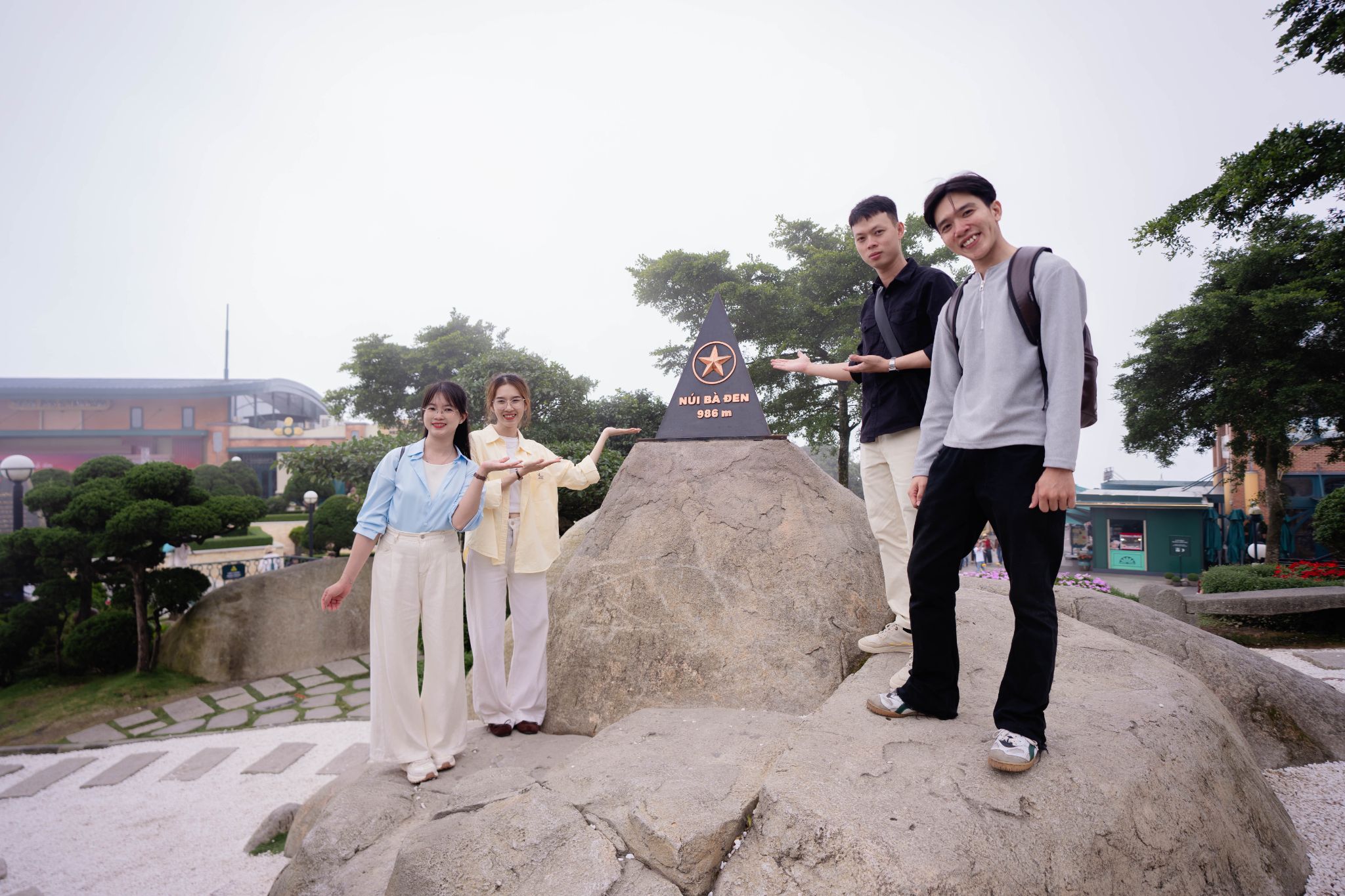 Du khách có cơ hội tìm hiểu rõ hơn về lịch sử Núi Bà Đen khi trải nghiệm dịch vụ hướng dẫn viên
