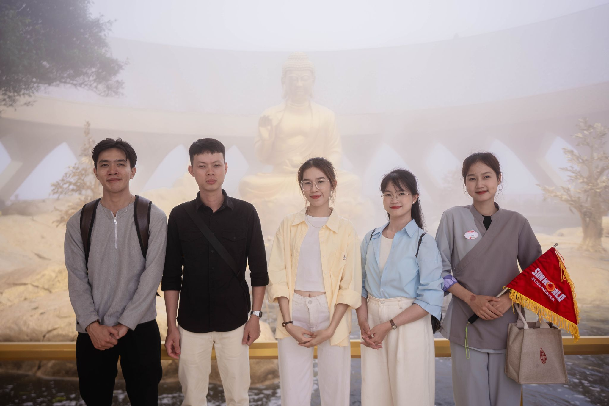 Du khách trải nghiệm dịch vụ hướng dẫn viên tại Núi Bà Đen