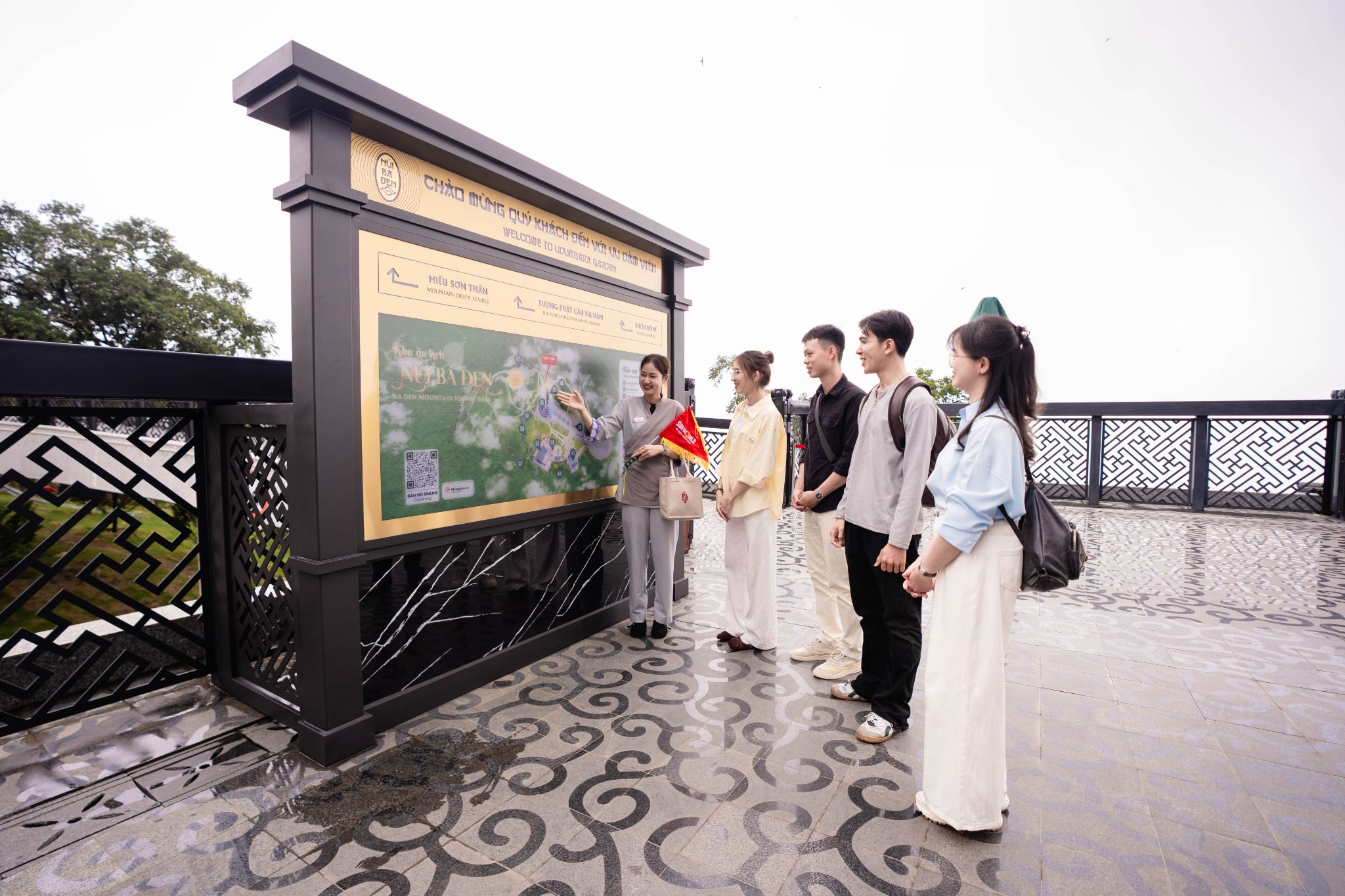 Dịch vụ hướng dẫn viên mang lại nhiều thông tin hữu ích cho du khách trong quá trình trải nghiệmDịch vụ hướng dẫn viên mang lại nhiều thông tin hữu ích cho du khách trong quá trình trải nghiệm